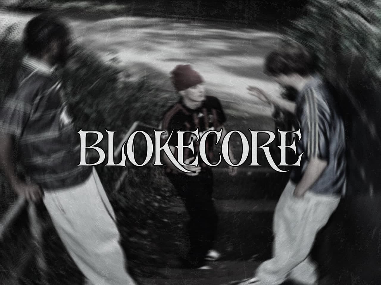 Personas vestidas con camisetas de fútbol y portando la tendencia Blokecore