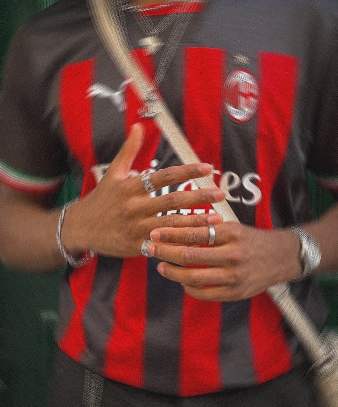 Persona con camiseta de fútbol y bag fachera