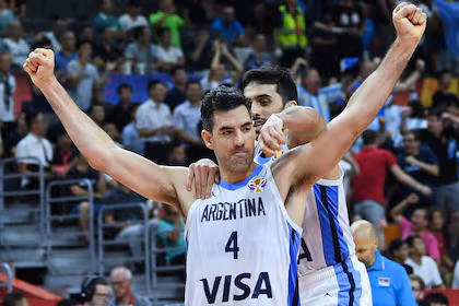 Scola y Campazzo abrazandose