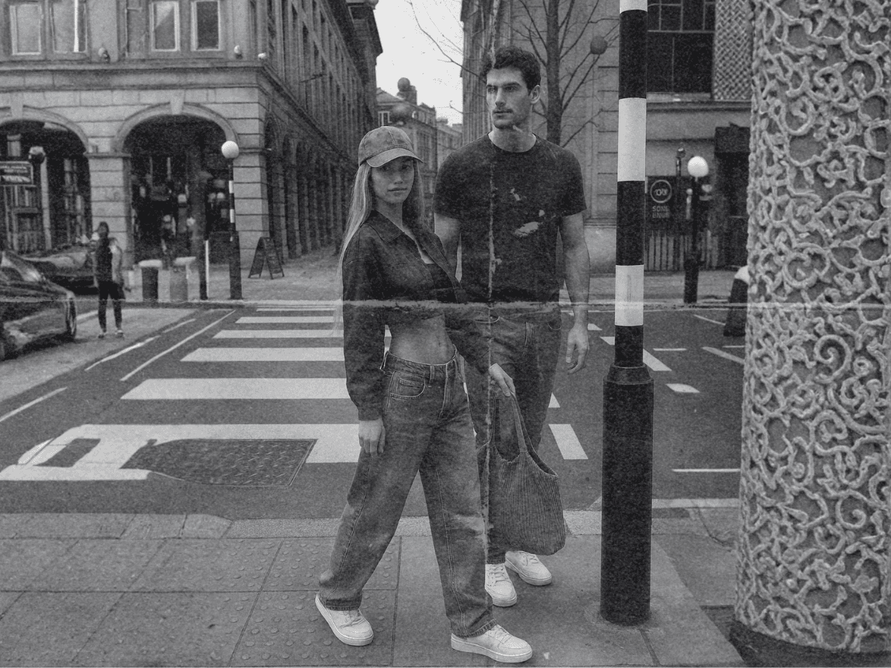 personas luciendo tiro bajo en la calle, tipo imagen de papel, mujer y varon